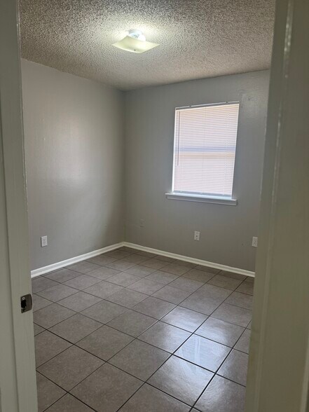 Building Photo - 708 24th St