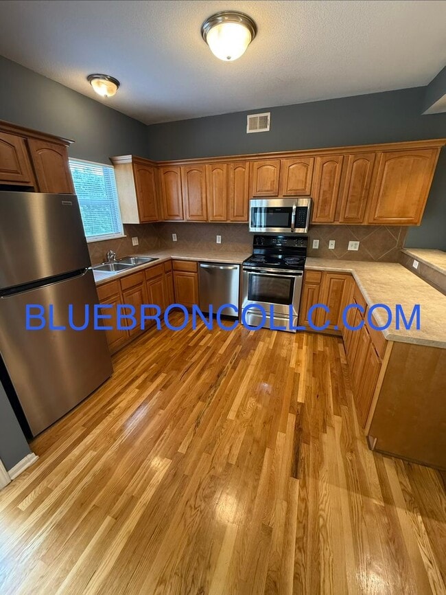Building Photo - Spacious unit with Beautiful hardwood floors and nice touches throughout!