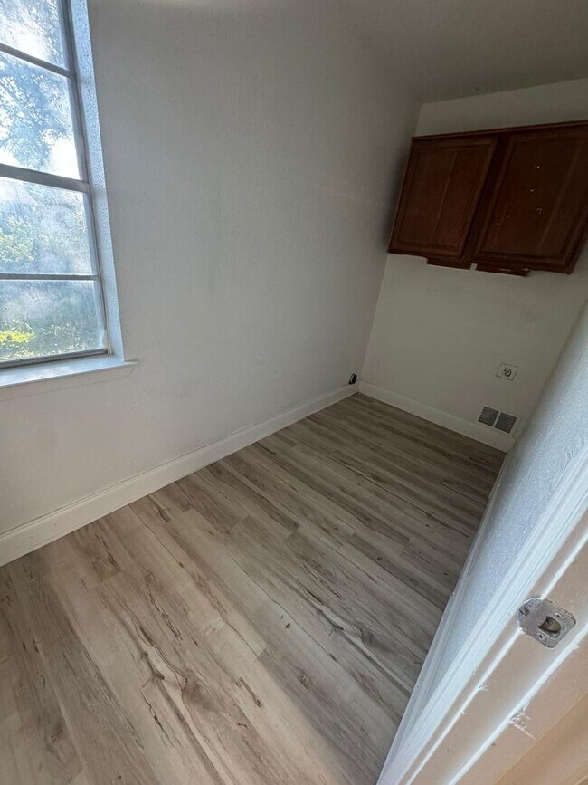 Building Photo - Modern living in Mesquite