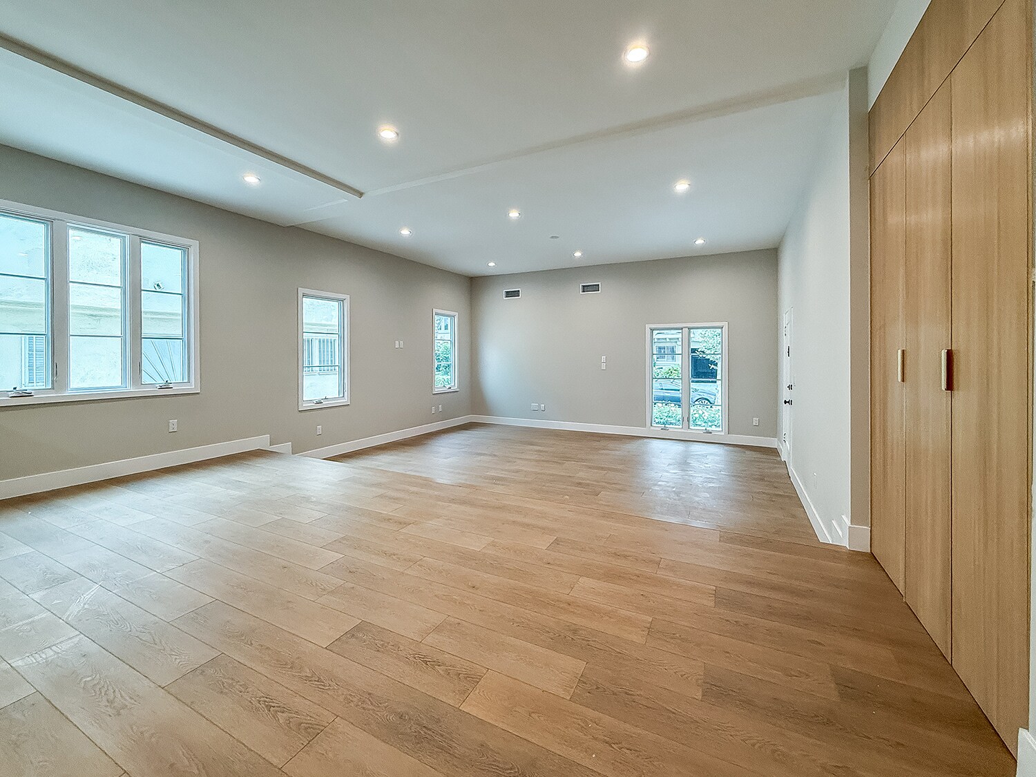 Building Photo - 150 N Arnaz Dr
