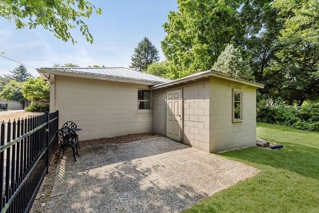 Building Photo - Elegant Updated Meridian-Kessler Home on E...