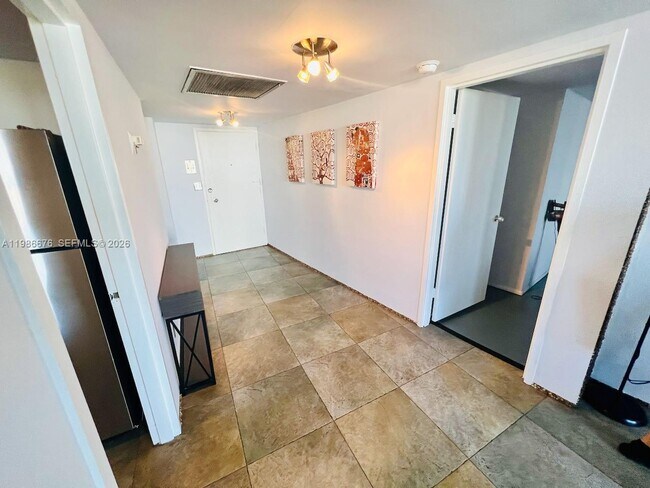 Building Photo - 900 Bay Dr