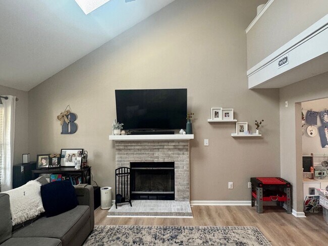 Building Photo - Updated 3BR/2BA with LOFT and Garage!