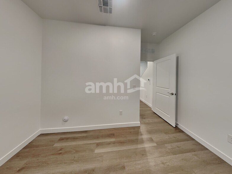 Building Photo - 9568 E Friedel Dr