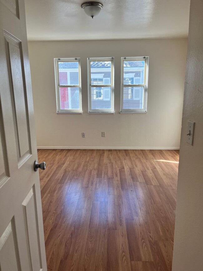 Building Photo - Remodeled 2 Bed/2 Bath Townhome Near 6th &...