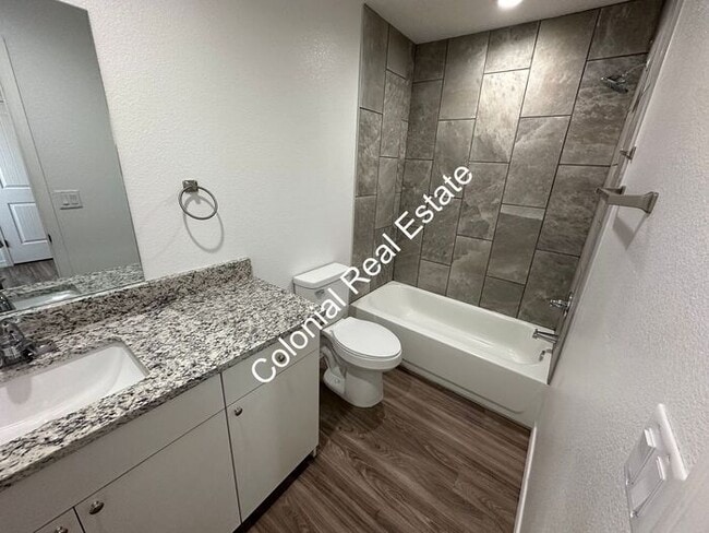 Building Photo - Spacious and updated 2 bedroom 2 bathroom apartment for rent. Central heat and air, granite count...