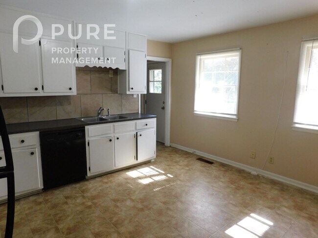 Building Photo - 117 22nd Ave NE