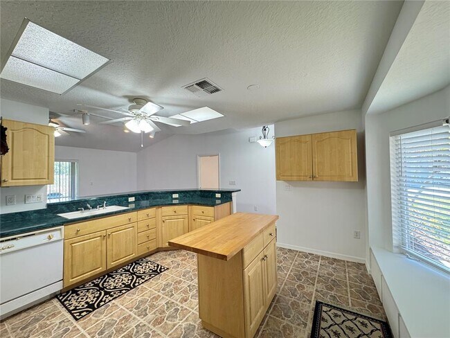 Building Photo - 21606 Rosewood Ct