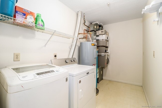 Building Photo - 633 Danbury Rd