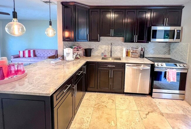 Building Photo - 1130 NE 23rd Pl