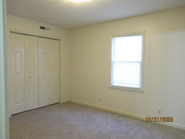 Building Photo - 190 Gertrude Dr