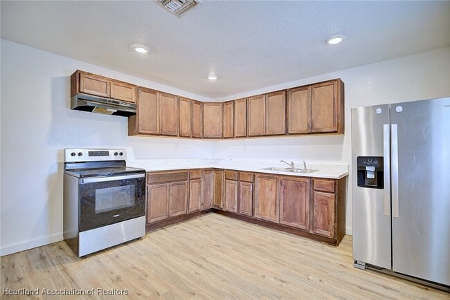 Building Photo - 915 S Waldron Ave