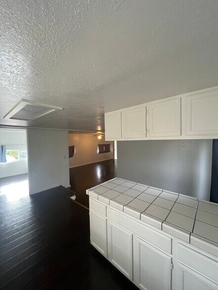 Building Photo - 523 Mitchell Ave