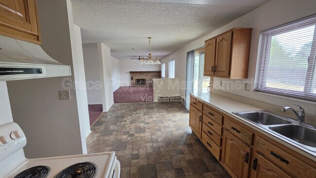 Building Photo - 1044 Maple Dr