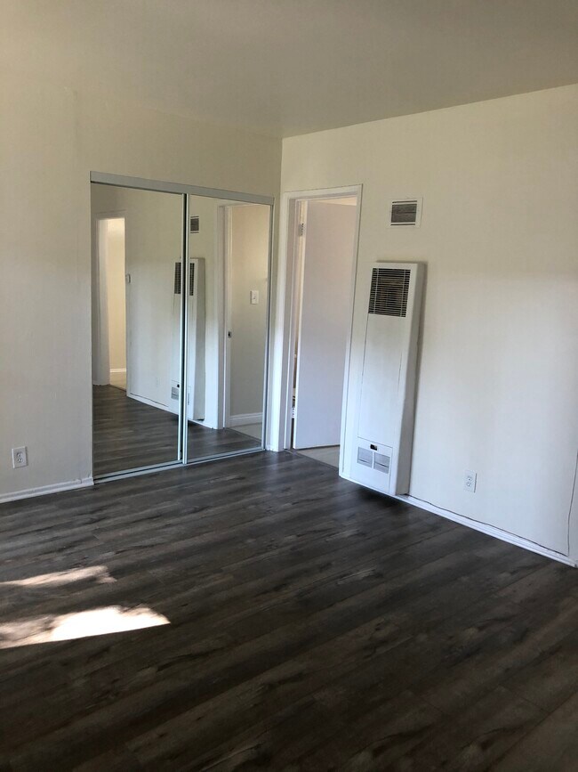 Building Photo - 14027 Oxnard St