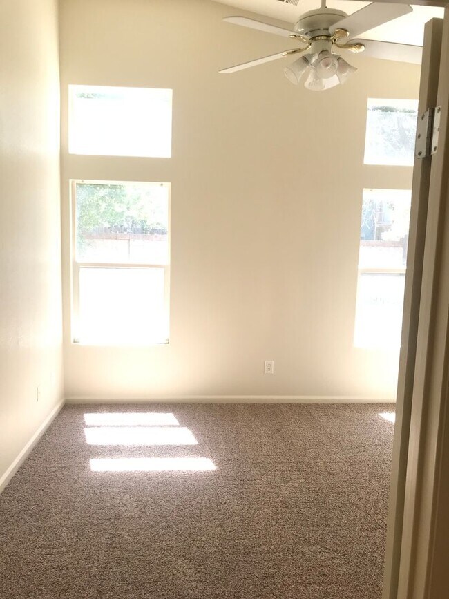 Building Photo - Spacious and Bright 3bed/2 bath Home in Davis