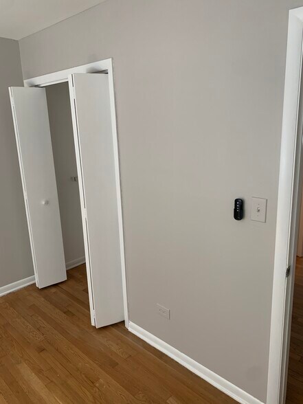 Building Photo - 6970 N Ashland Ave