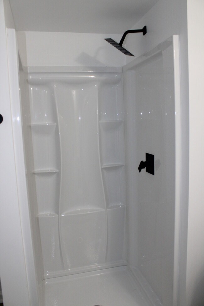 Building Photo - Move in Special - 4bed 2 full bath in Inde...