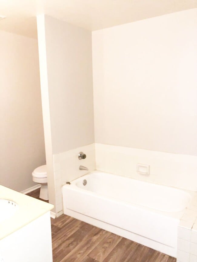 Building Photo - 2 bedroom 2 bathrooms Available NOW