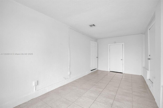 Building Photo - 1050 NE 156th St