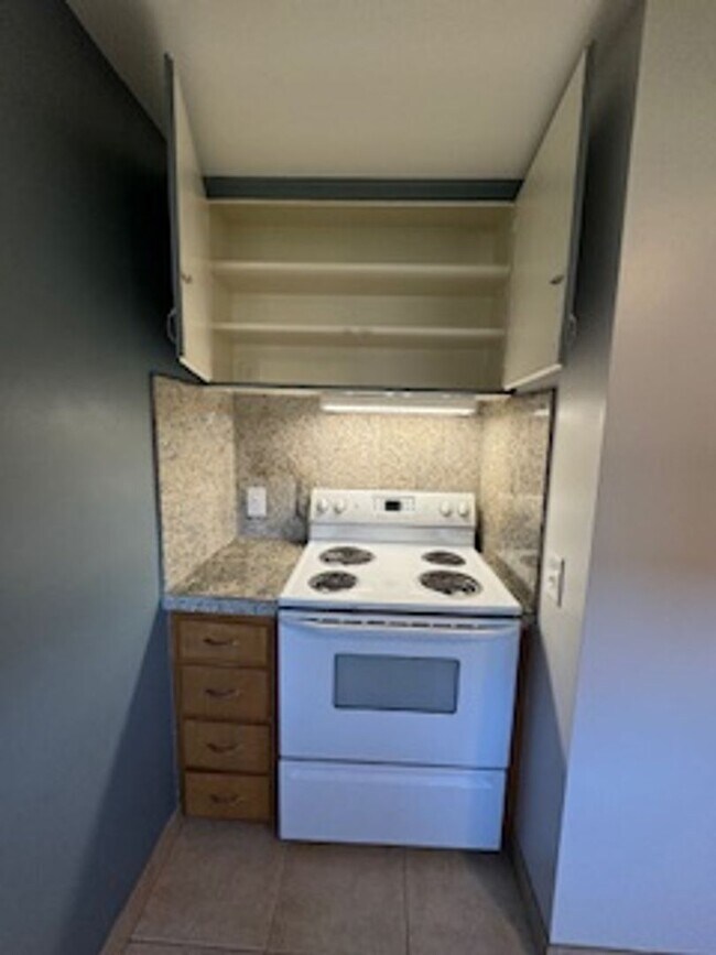 Building Photo - GORGEOUS Avenues Home!!!