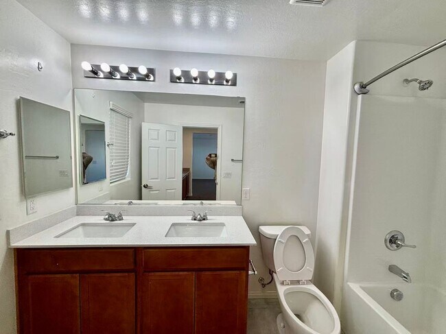 Building Photo - Nice two-story single-family home