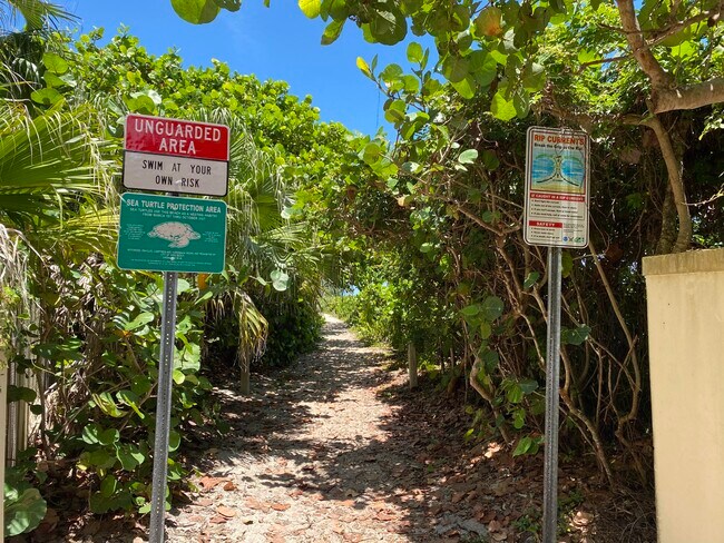 Building Photo - 956 Tulip Ln