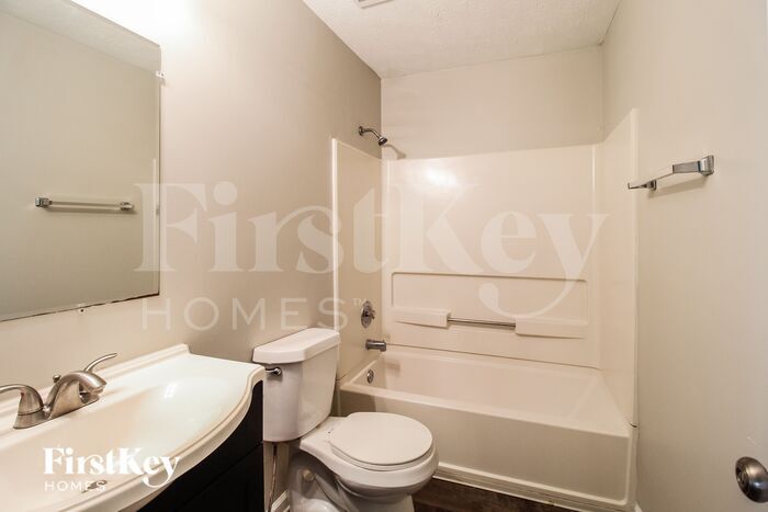 Building Photo - 35 Fair Ridge Ct