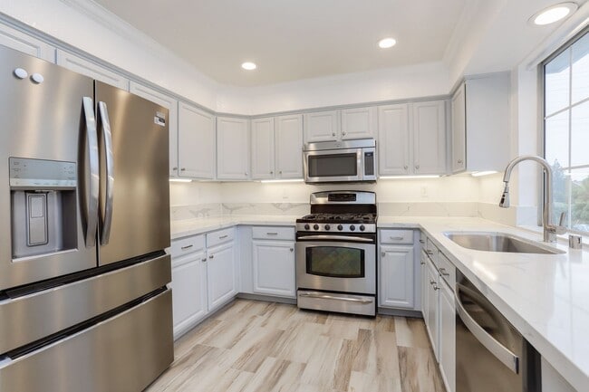 Building Photo - 3 Bed / 2.5 Bath townhome at the Cove in Redwood Shores with garage parking and EV charger. YouTu...