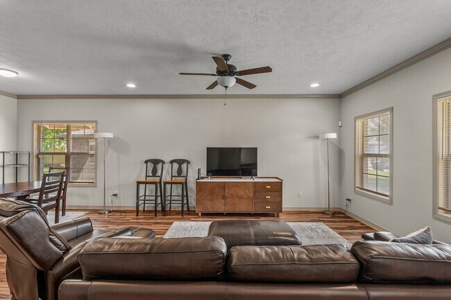 Building Photo - 403 Holleman Dr