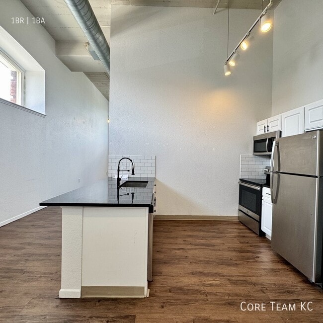 Building Photo - 320 W 7th St