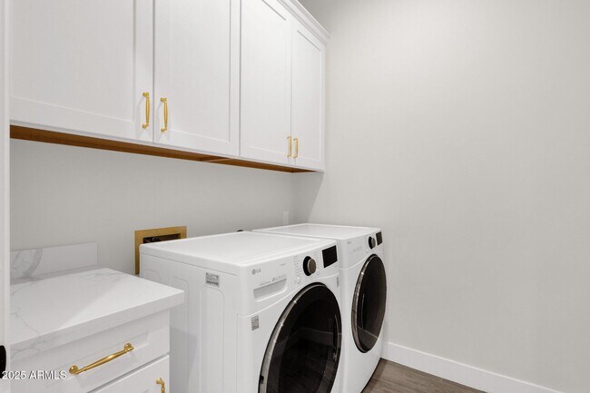 Building Photo - 856 W Quail Cir