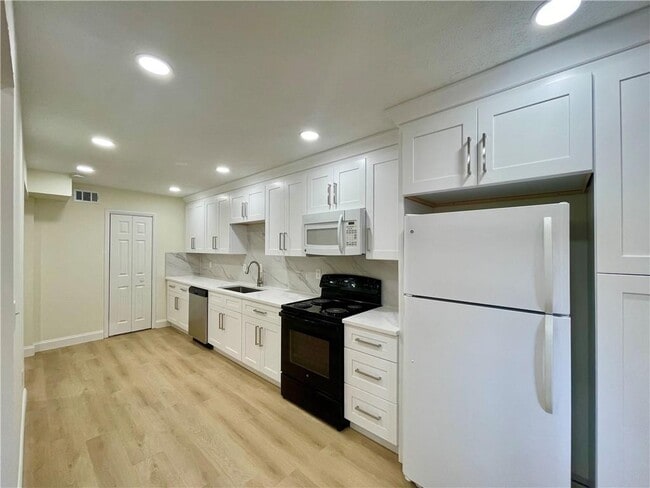 Building Photo - 5014 Meadow Ln