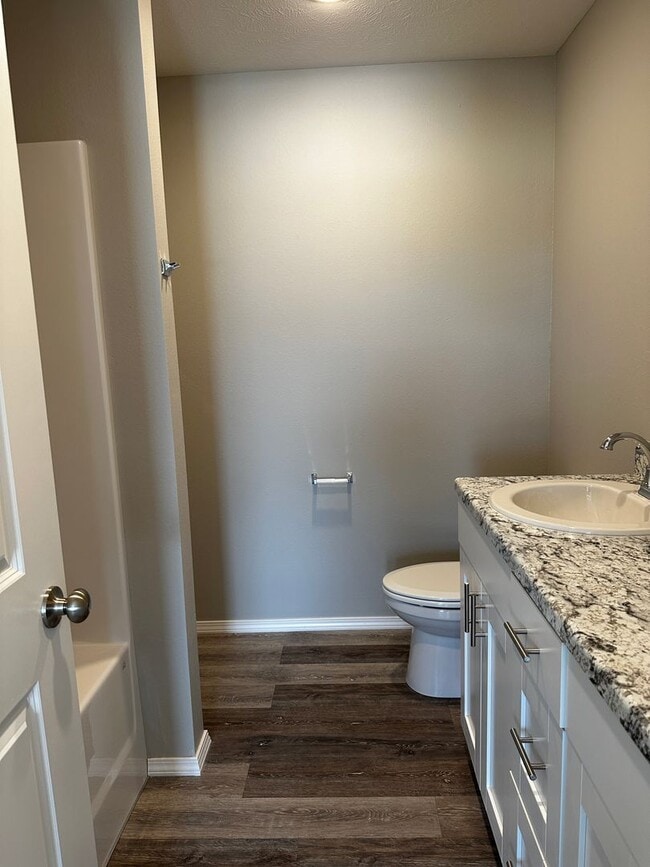 Building Photo - Fenced 3 bedroom home-Westbury Gardens!