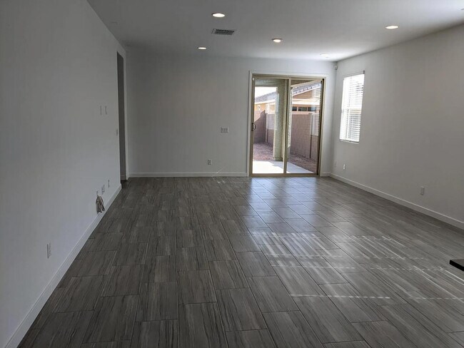 Building Photo - 2250 E Kelly Dr