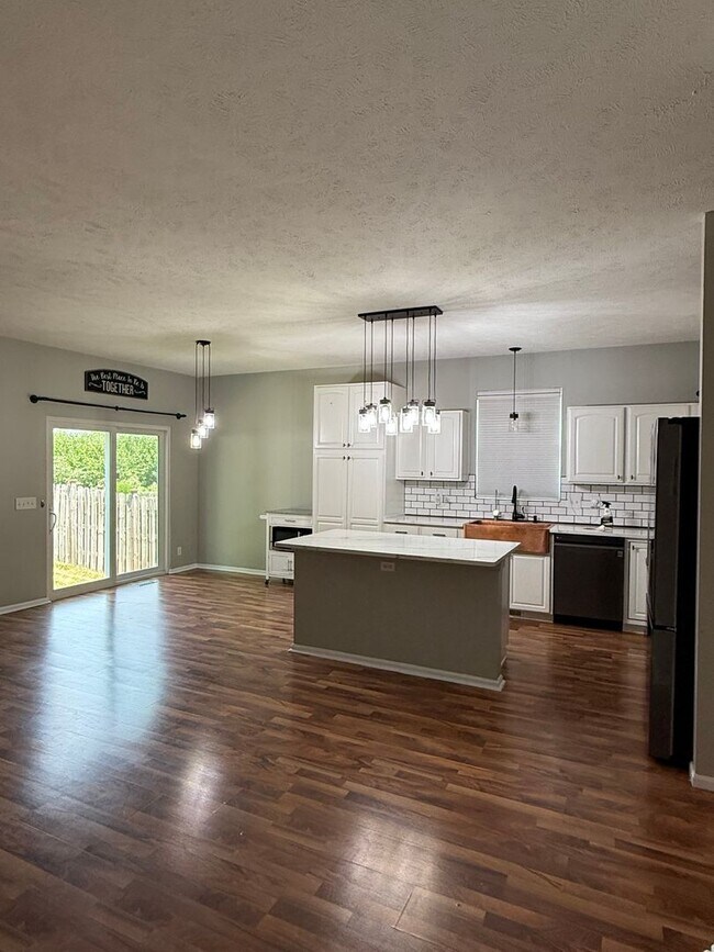 Building Photo - New to Elkhorn Rental Market!