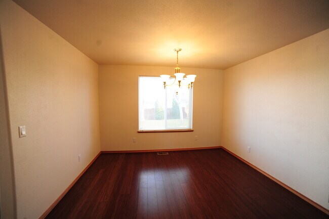 Building Photo - Sweet South Richland Home with Large Yard