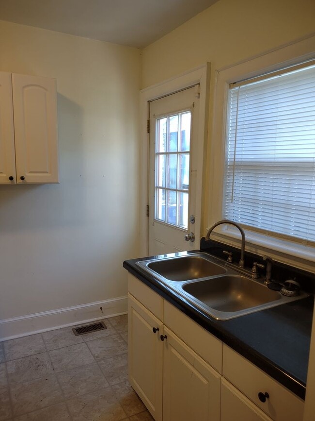 Building Photo - Adorable Two Bedroom Home in Edgewood!