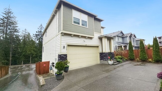 Building Photo - Beautiful, Light-Filled Home Bordering Protected Greenbelt