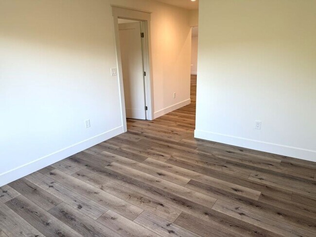 Building Photo - Beautifully Renovated, Pet Friendly Novato...