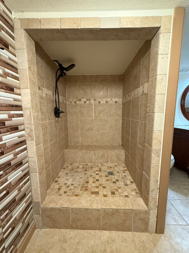 Building Photo - 870 E Main St