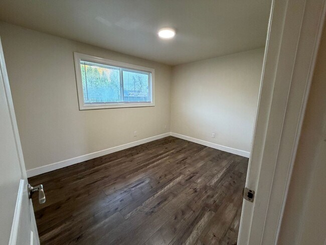 Building Photo - 211