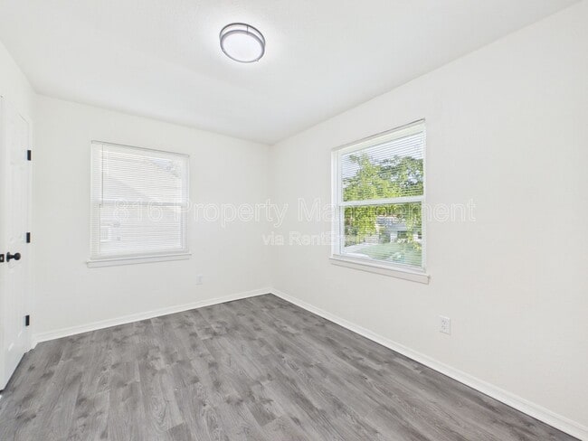 Building Photo - 4910 Vista St