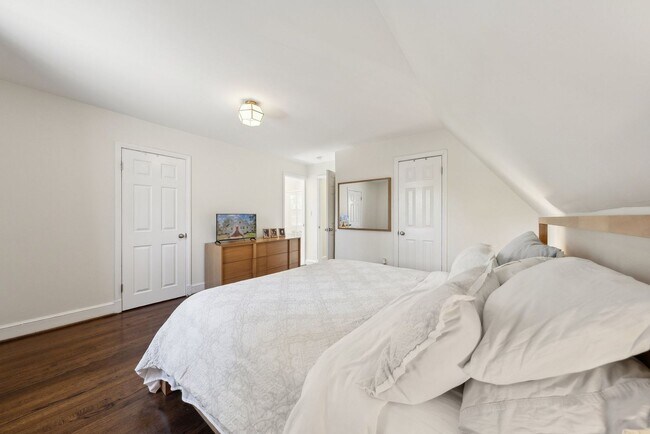 Building Photo - Spacious & Renovated Rental Home on Oversi...