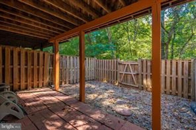 Building Photo - WELL MAINTAINED TOWNHOUSE WITH ONE CAR GARAGE, DECK,