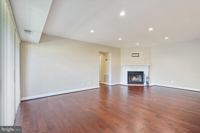 Building Photo - 11323 Commonwealth Dr