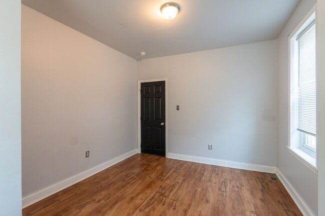 Building Photo - Newly rehabbed 3 bedroom 1.5 bath unit
