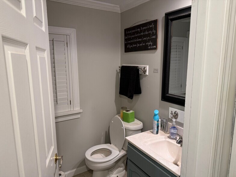 Building Photo - 404 Baker Dr