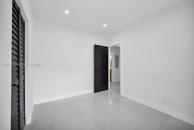 Building Photo - 570 NW 48th St