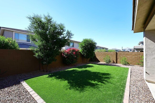 Building Photo - 3125 E Louise Dr